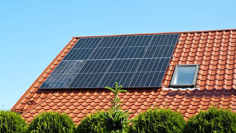 panneaux-solaires Panneaux solaires sur un toit en tuiles